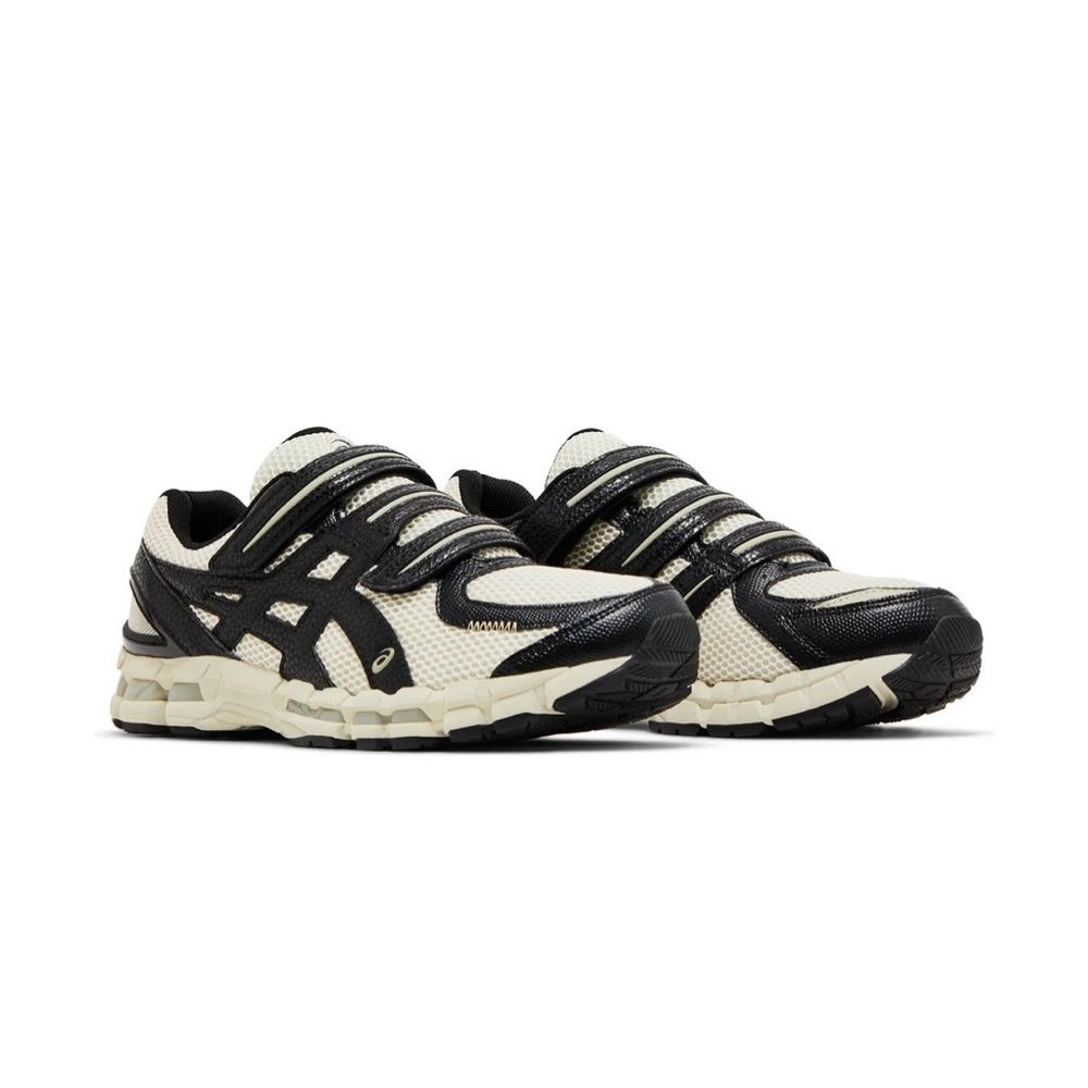 ASICS unisex Men size9 1/2. Women size 11 - Black and Cream sneaker, NWT & box
